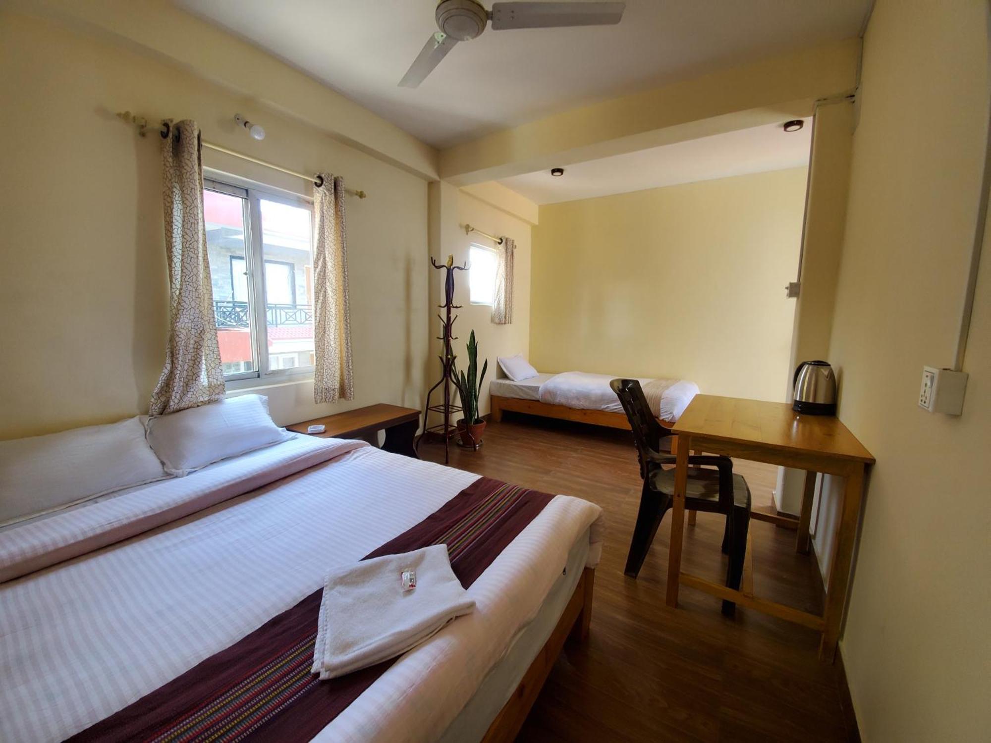 Santoshi Guest House, Покхара Экстерьер фото