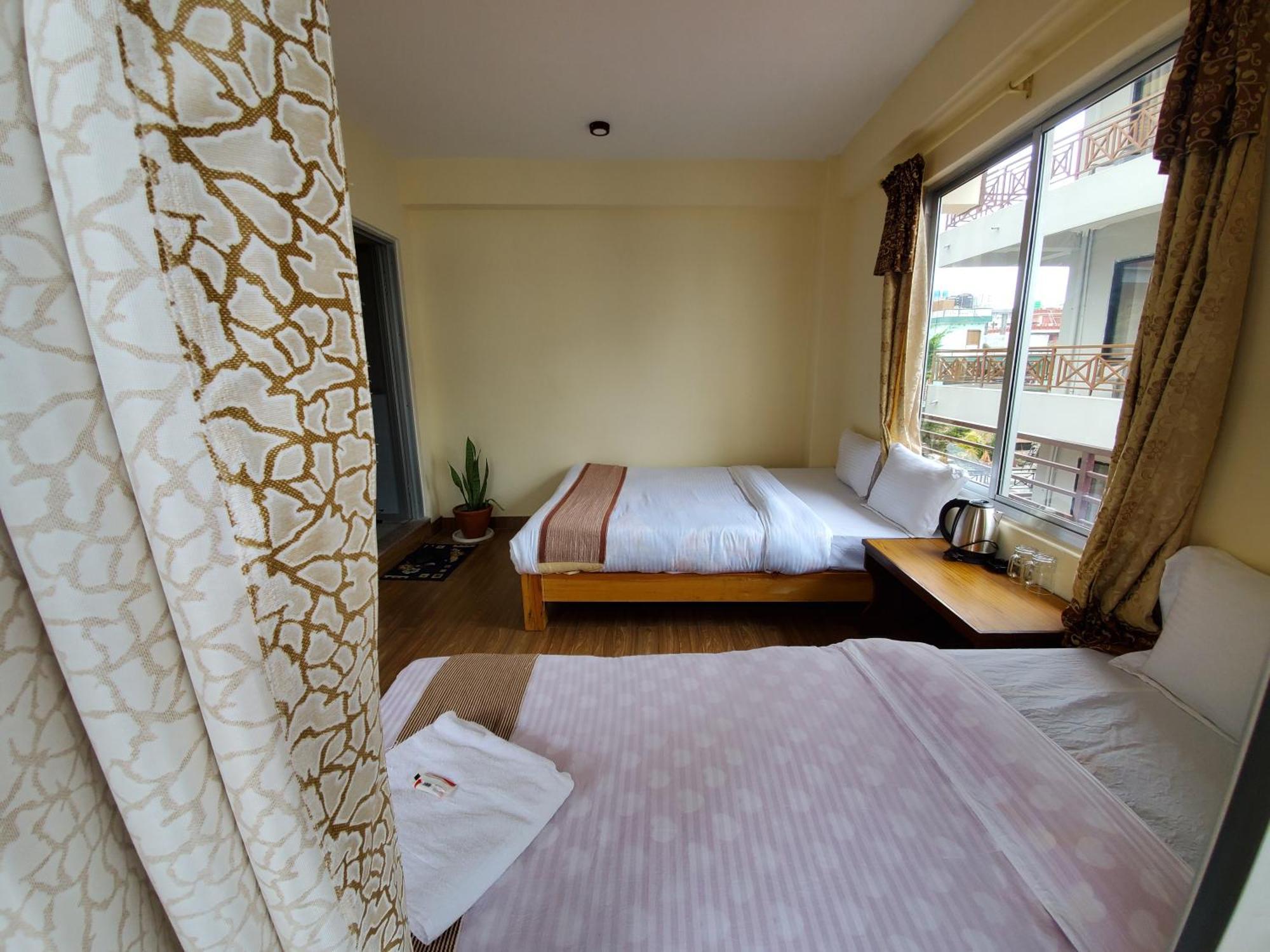 Santoshi Guest House, Покхара Экстерьер фото