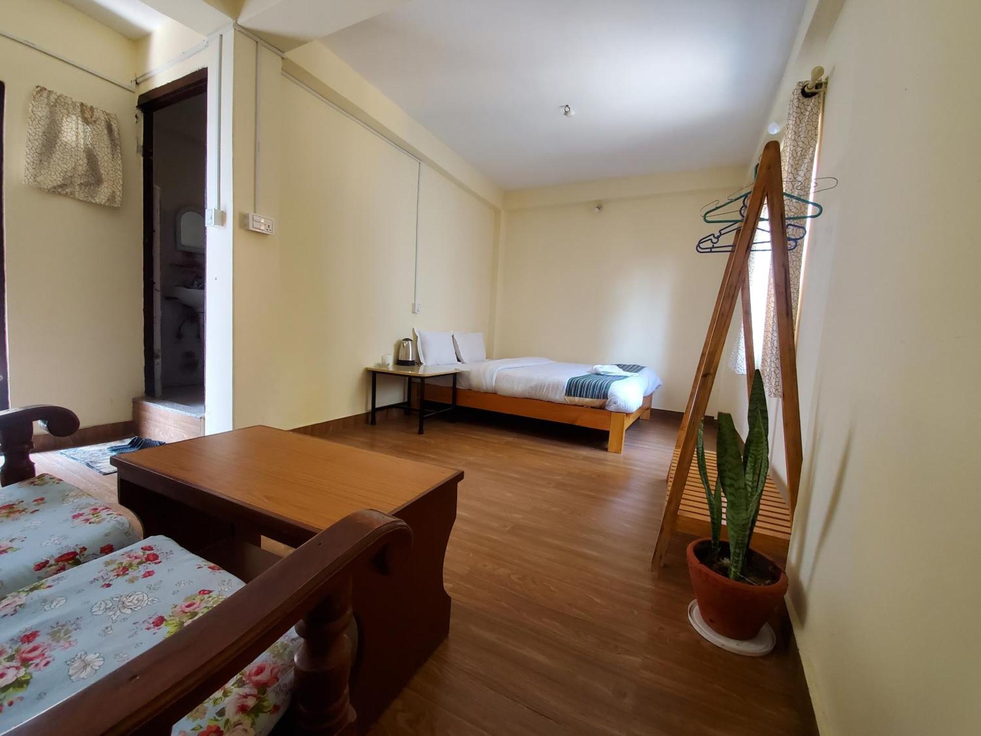 Santoshi Guest House, Покхара Экстерьер фото