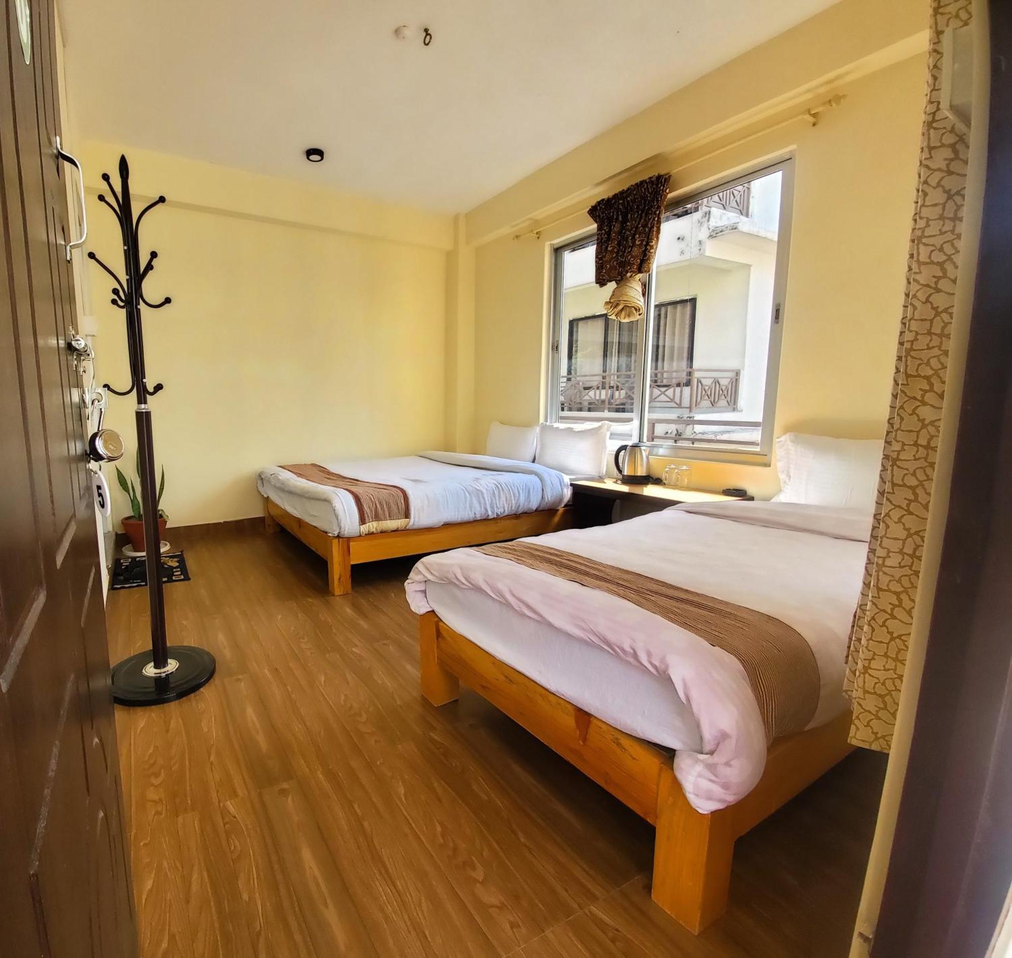 Santoshi Guest House, Покхара Экстерьер фото